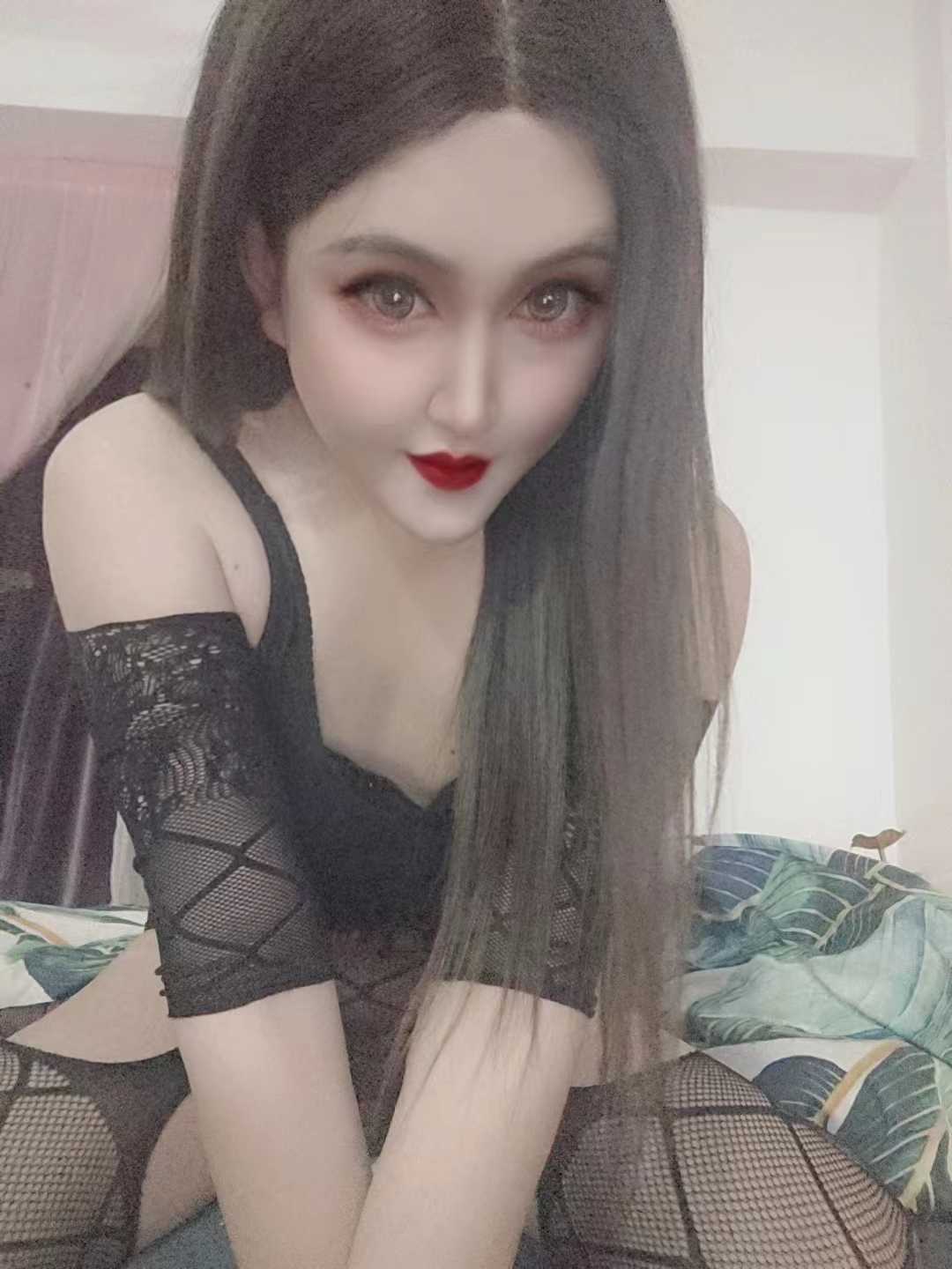 情趣内衣很多的人妖