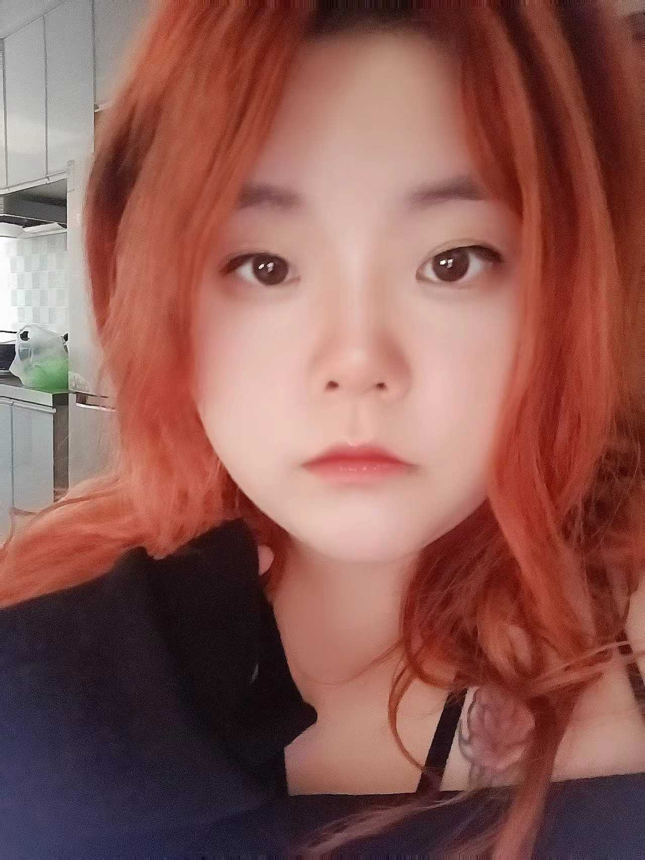 有点微胖的妹子