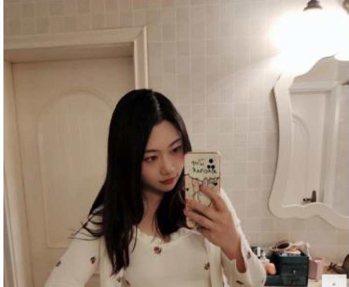 黄泥磅火辣制服小美女