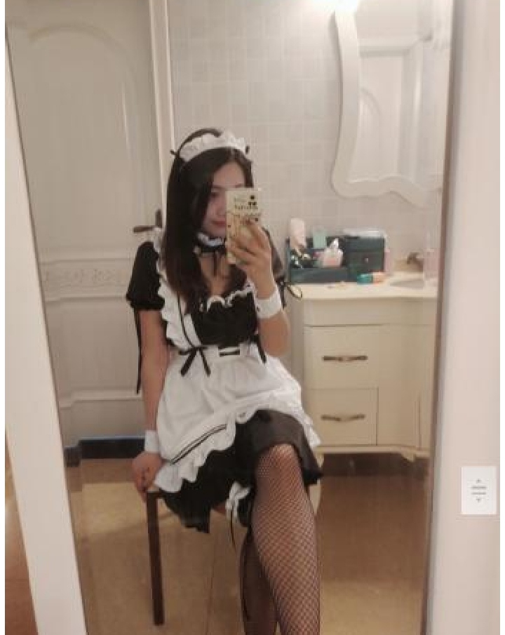 黄泥磅火辣制服小美女