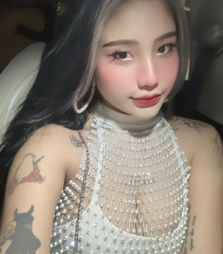 白云诱人大奶纹身美眉