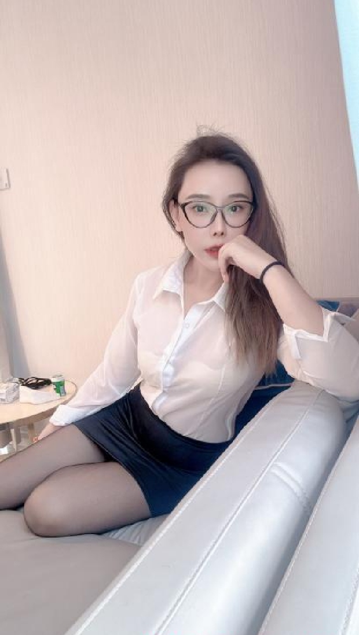 兼职眼镜黑丝御姐