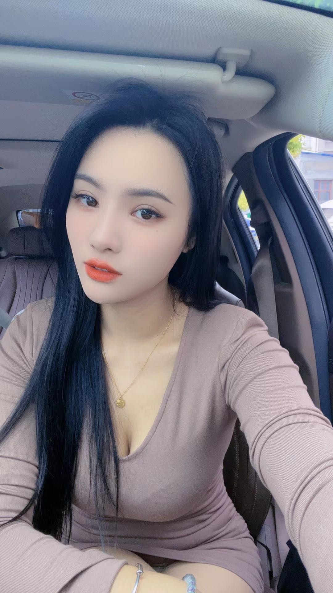 这妹子算是个蛮极品的