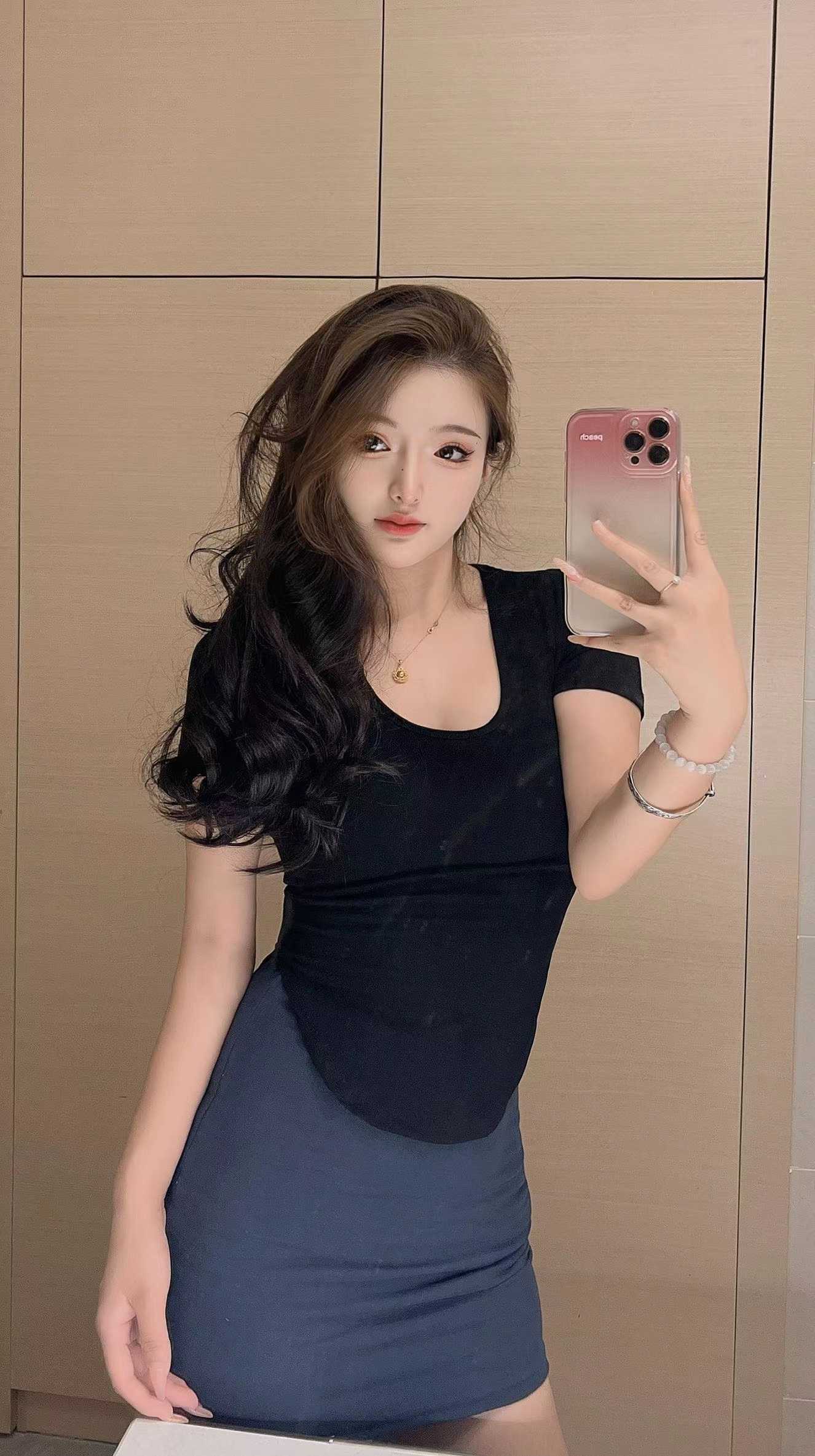 很好看胸很美的妹子