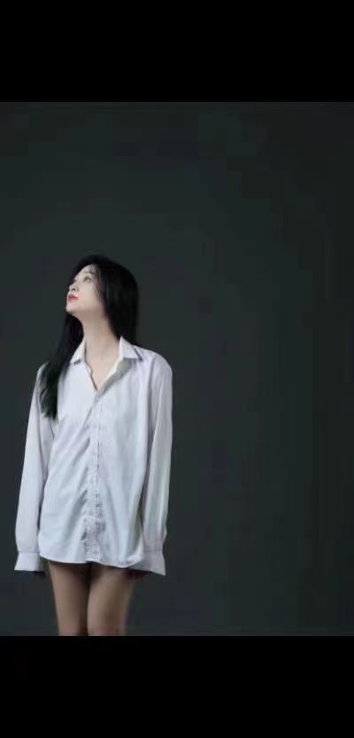 皮肤白嫩柔韧度不错的妹子