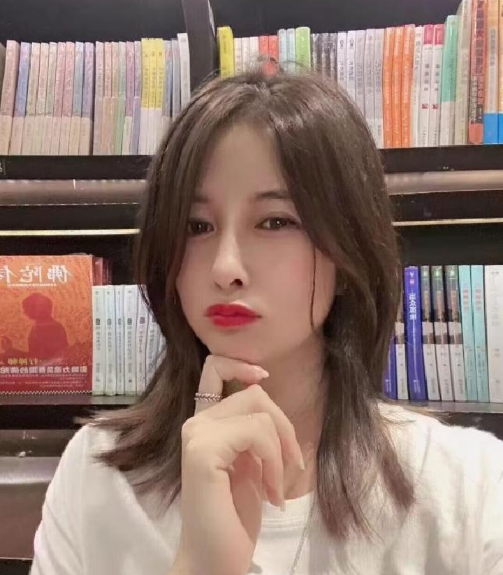 风情万种允儿小姐姐