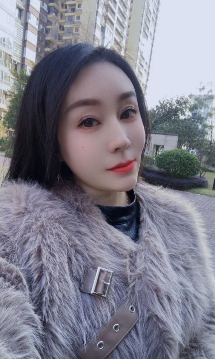 前凸后翘瑜伽小少妇