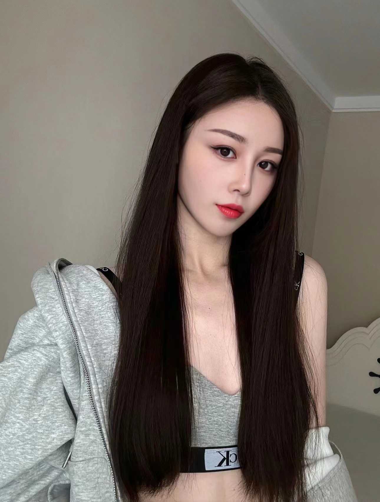 漂亮小巧的妹子