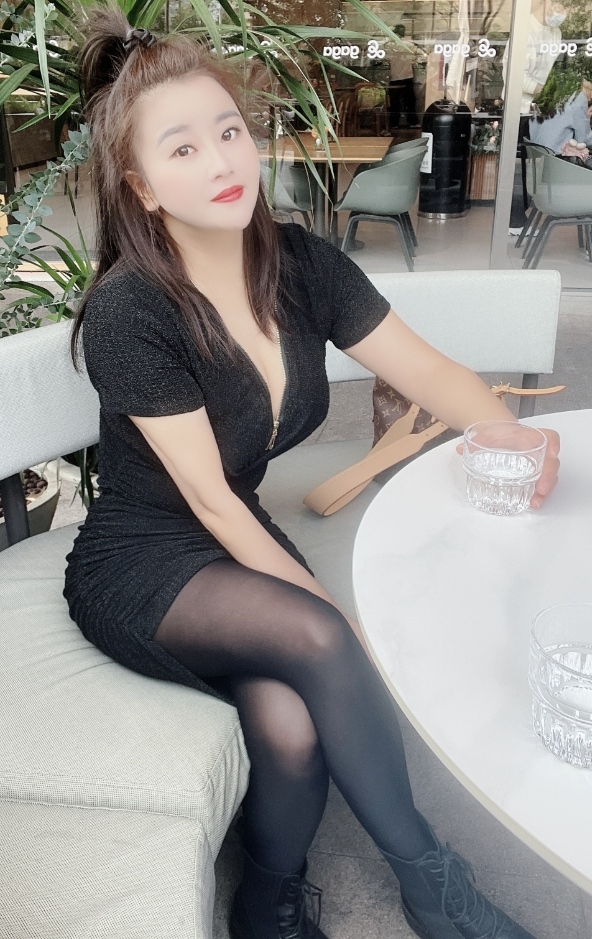 妹子风情万种很不错