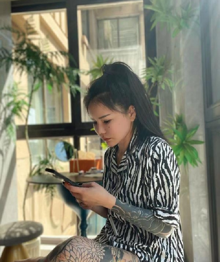 镜湖区机车纹身女孩