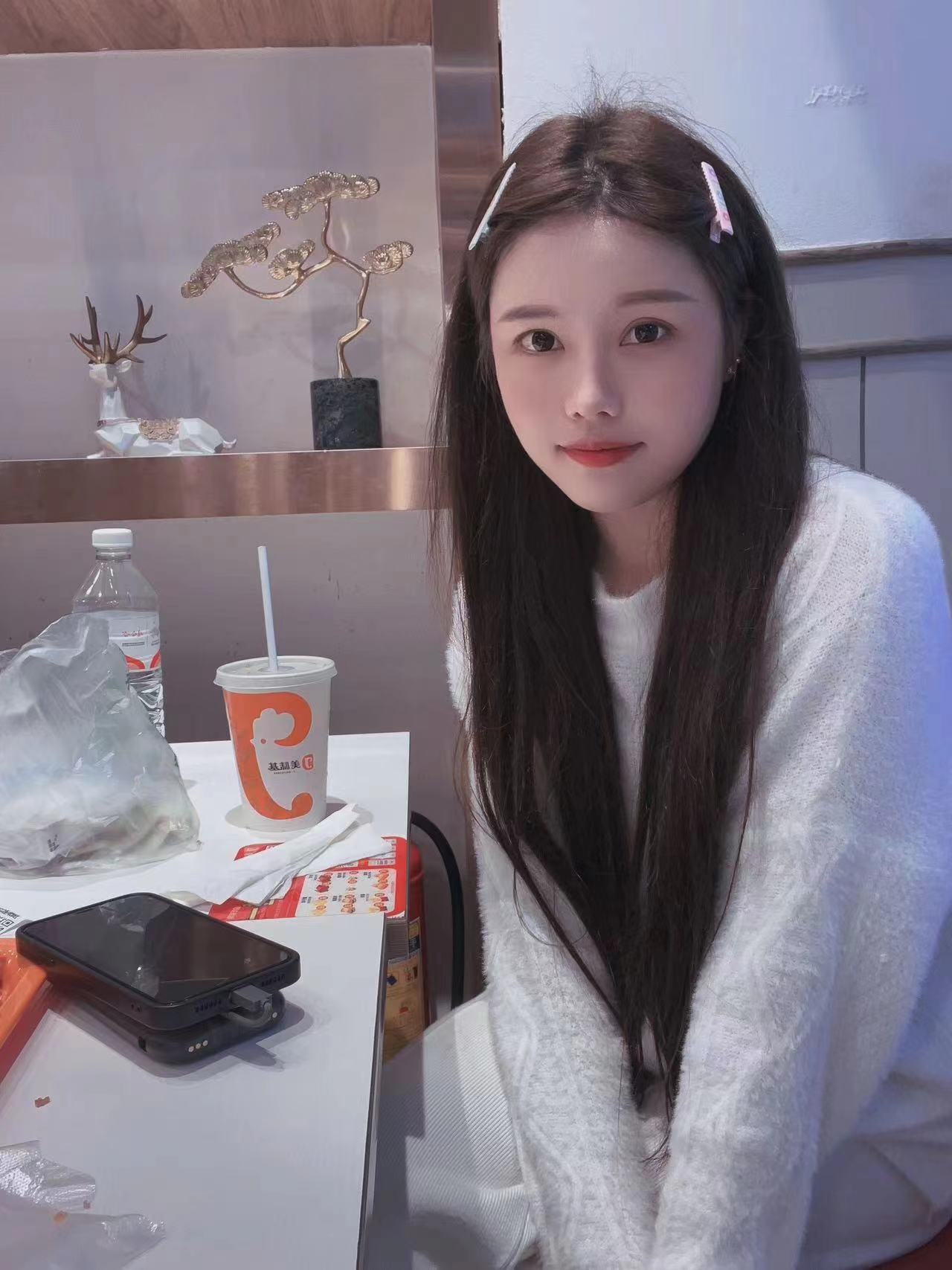 玩得很开的妹子