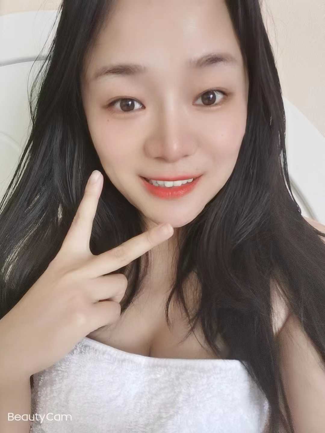 很爱笑很甜美的女孩