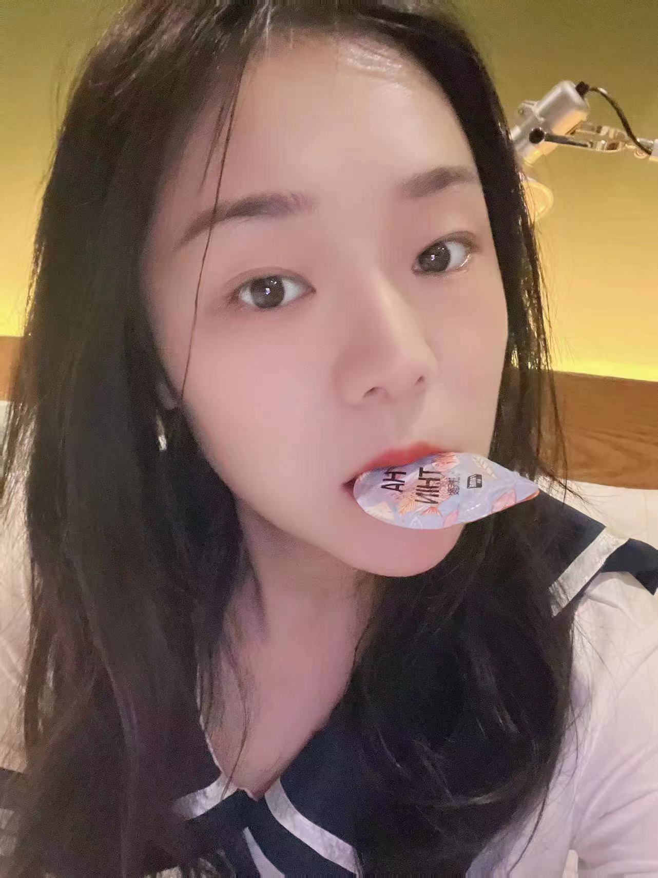 很爱笑很甜美的女孩