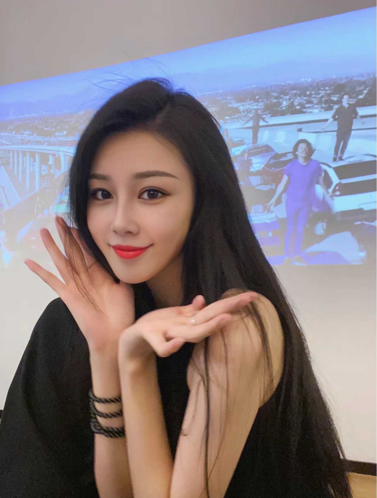 身材好皮肤很白有颜值