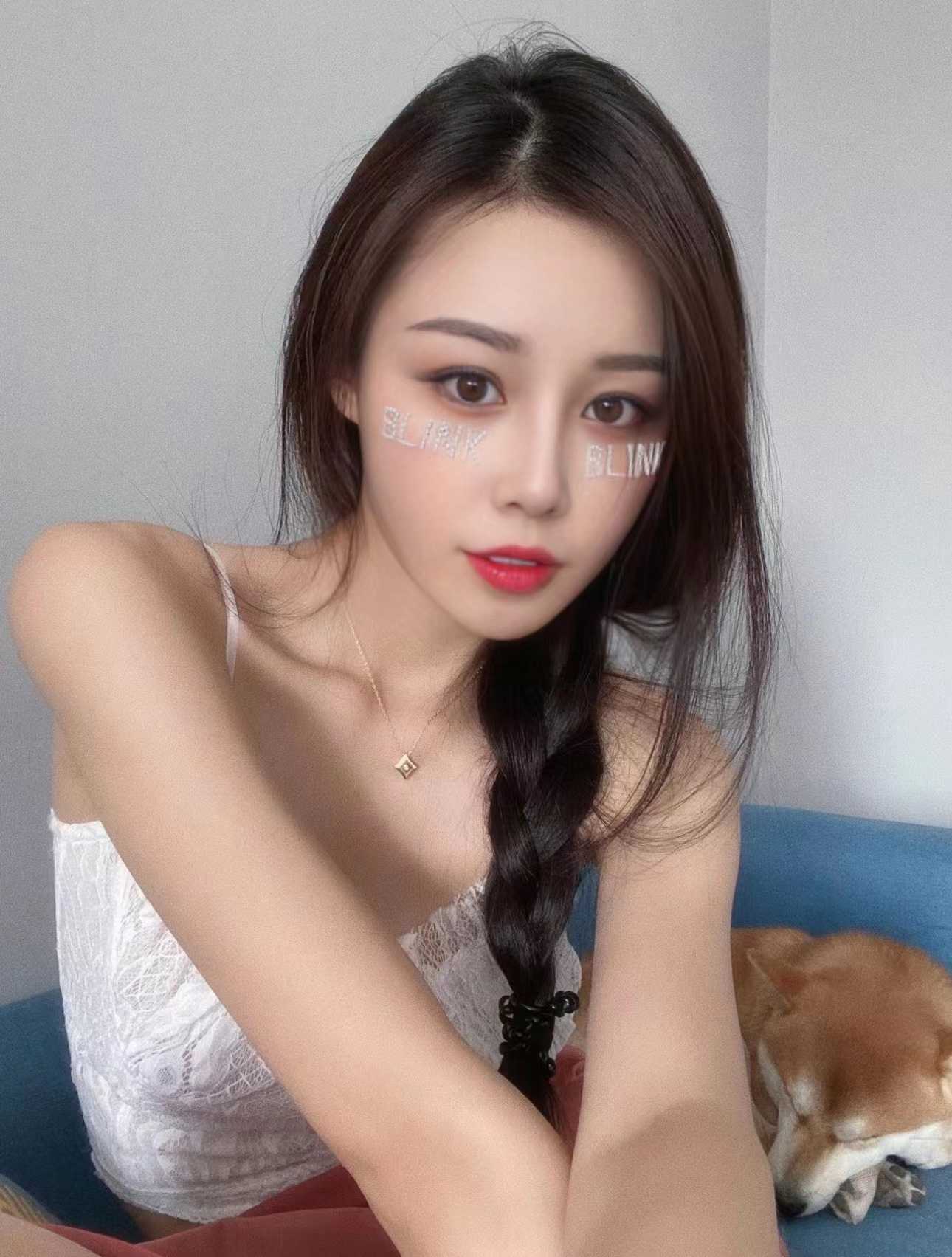 身材好皮肤很白有颜值