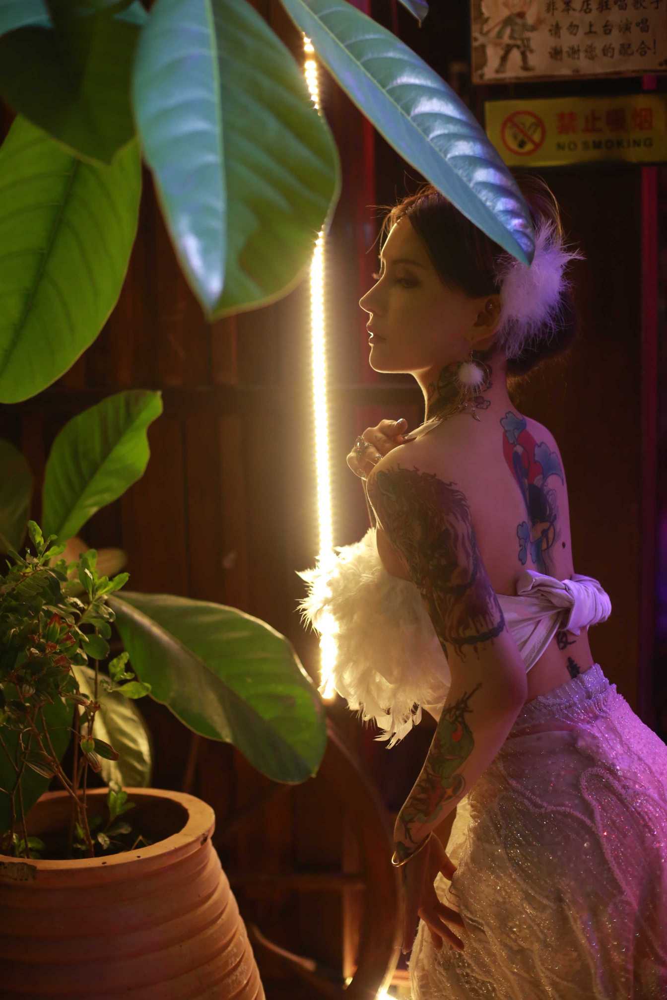 白虎舌钉纹身可sm调教的开放型选手