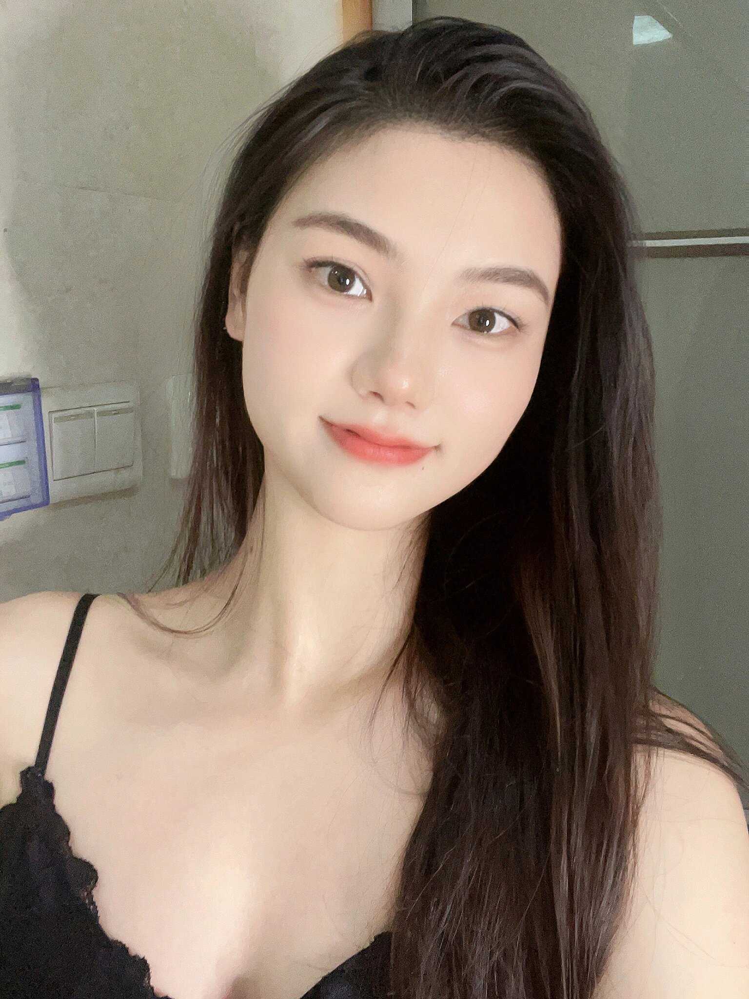 朋友给的一个兼职肉感美女总算约上一次，带感大胸