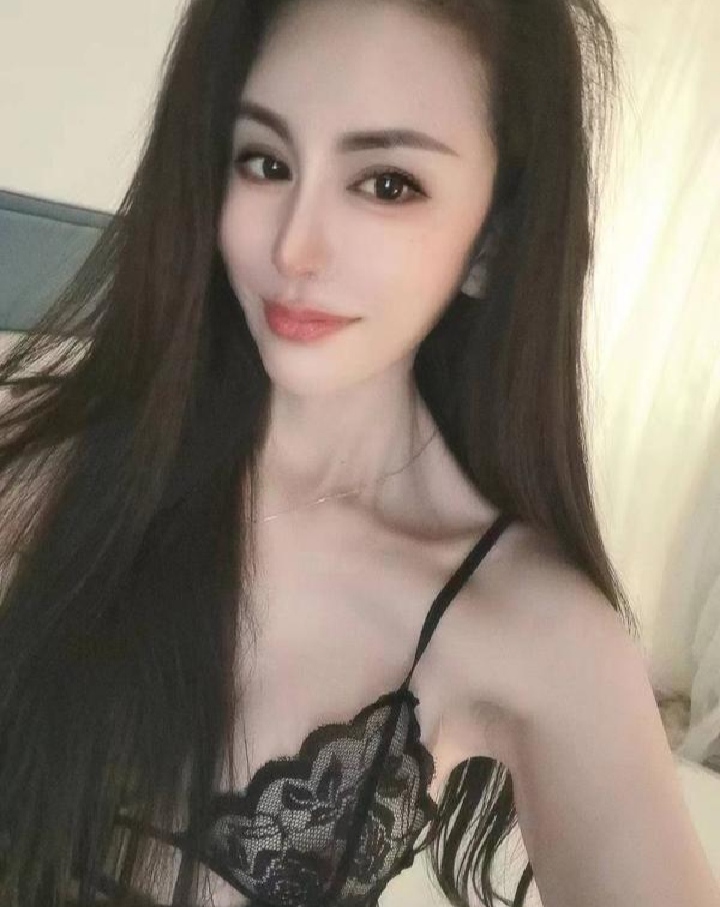 人美波大眼神挑逗爽妹