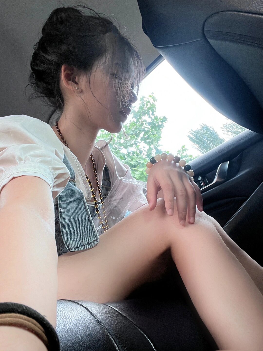 清纯学生首次兼职，还有奶味体香，可she吻