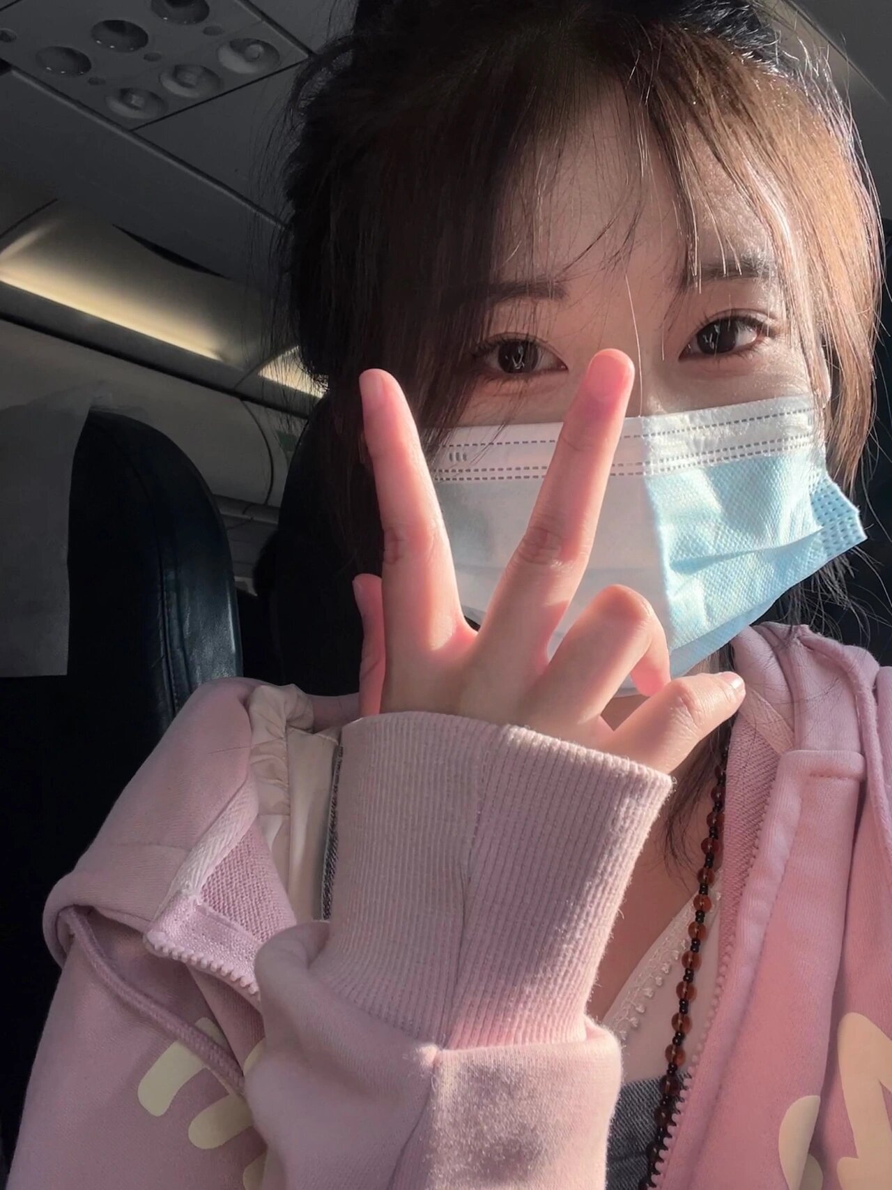 清纯学生首次兼职，还有奶味体香，可she吻