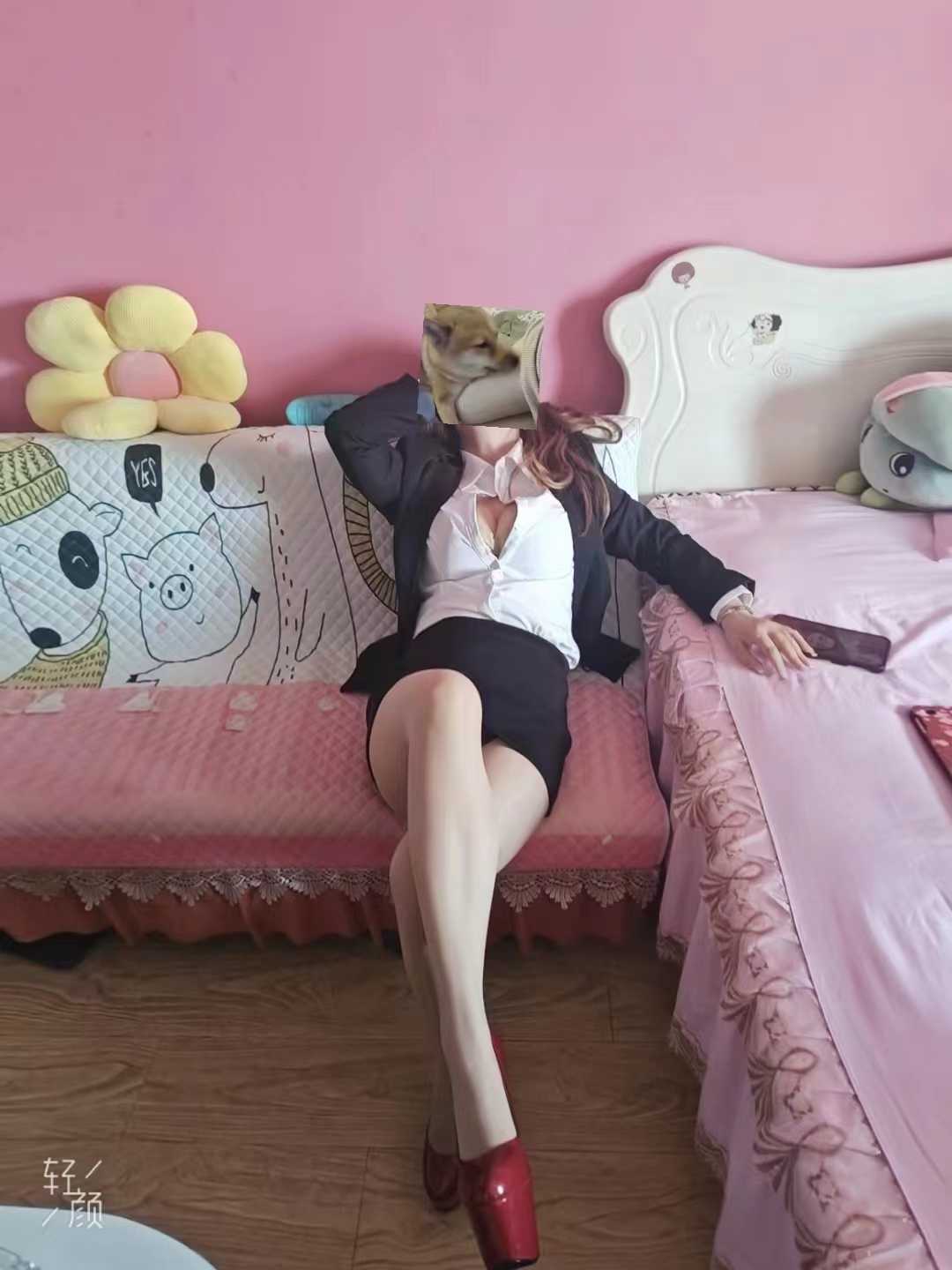 很诱人的黑丝小妖精