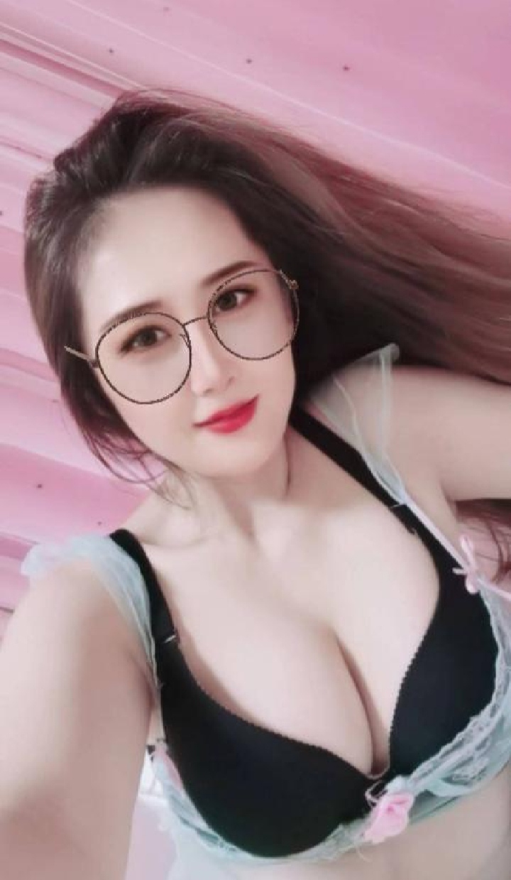 栖霞丰满诱惑眼镜浪肉