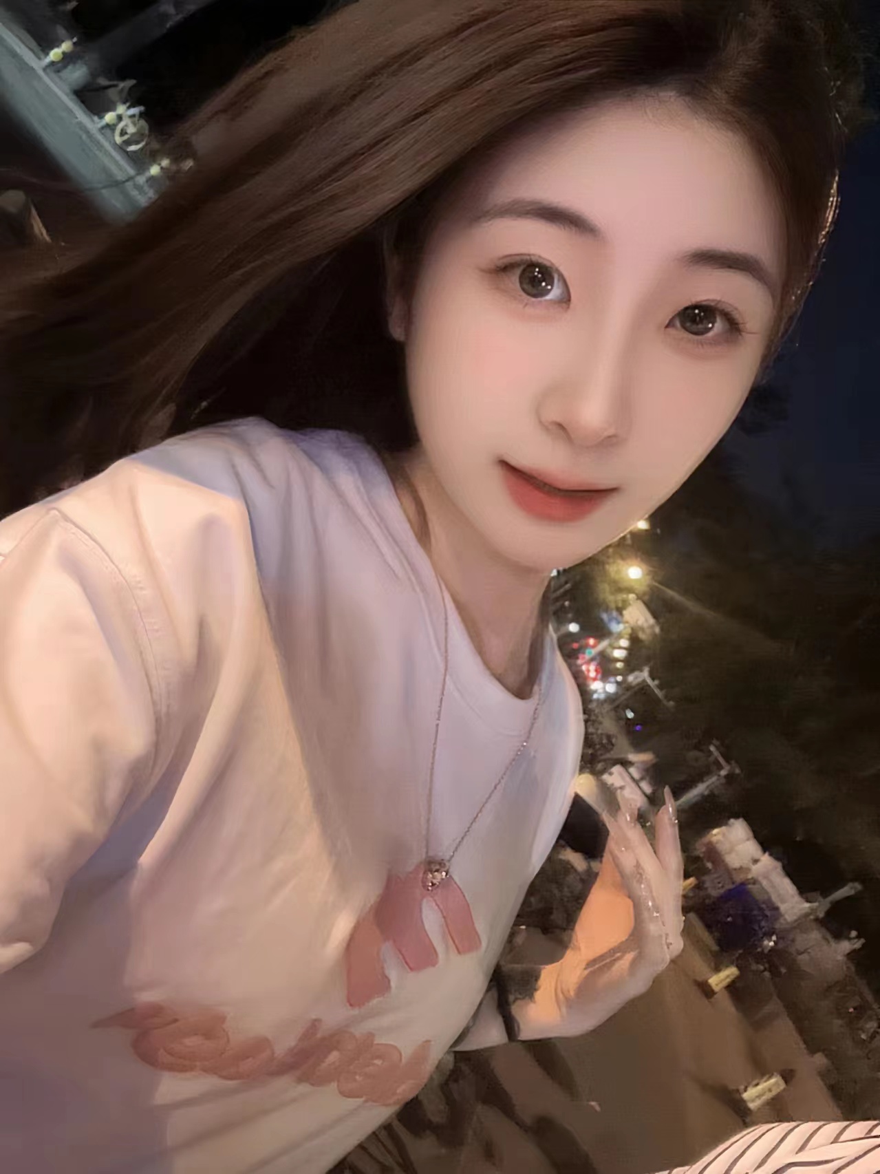 00后兼职清纯嫩妹水多多，鲍鱼粉嫩，可上门