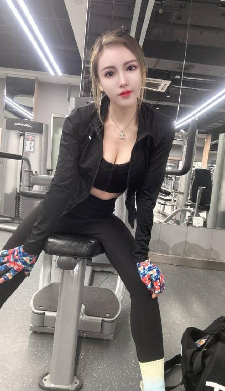 朝阳性感大翘臀惹火小姐姐