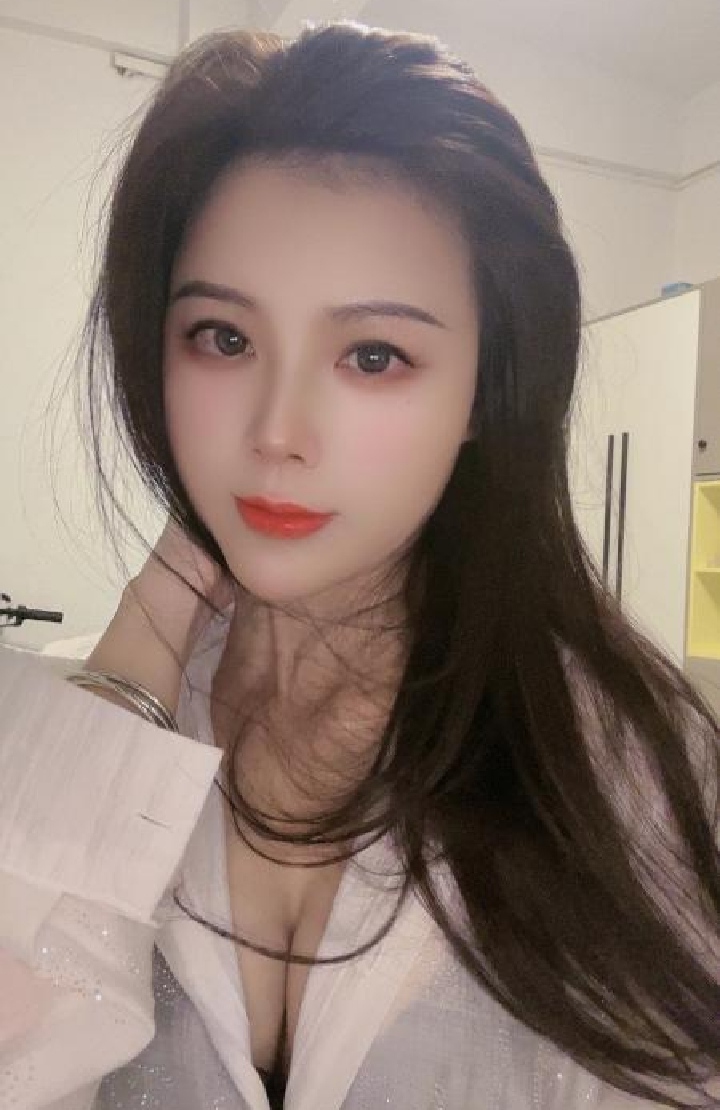 梅花园丰满惹火大长腿