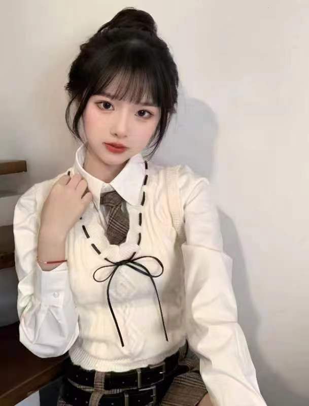 小店刚下海带教室清纯女学生