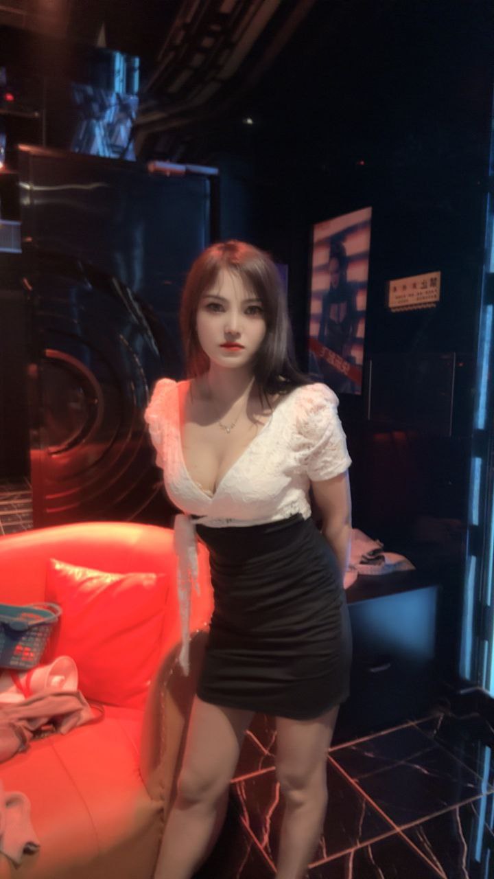 个人兼职，奶子大，屁股大后入很爽。身材不错