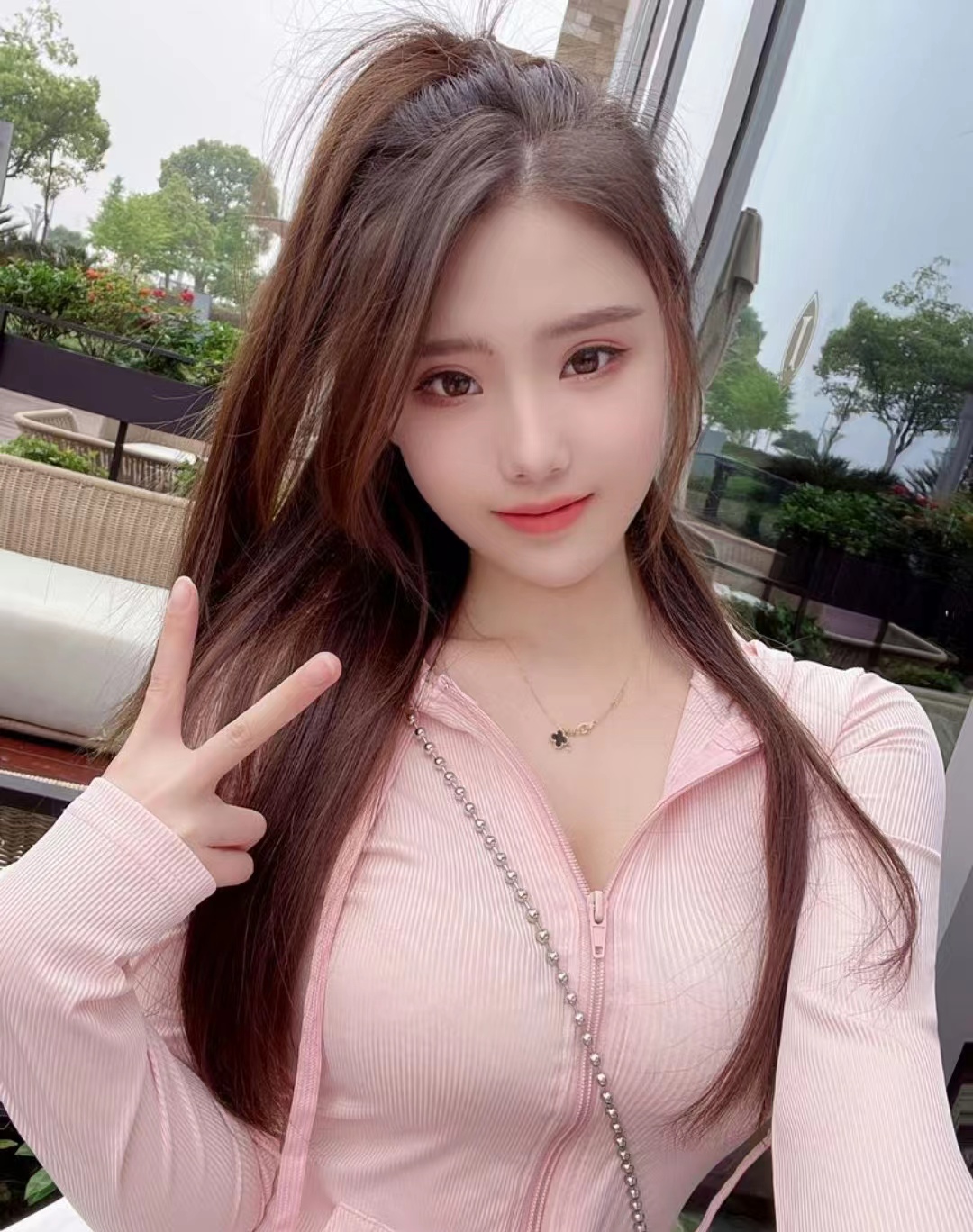 配合度很默契的小美女