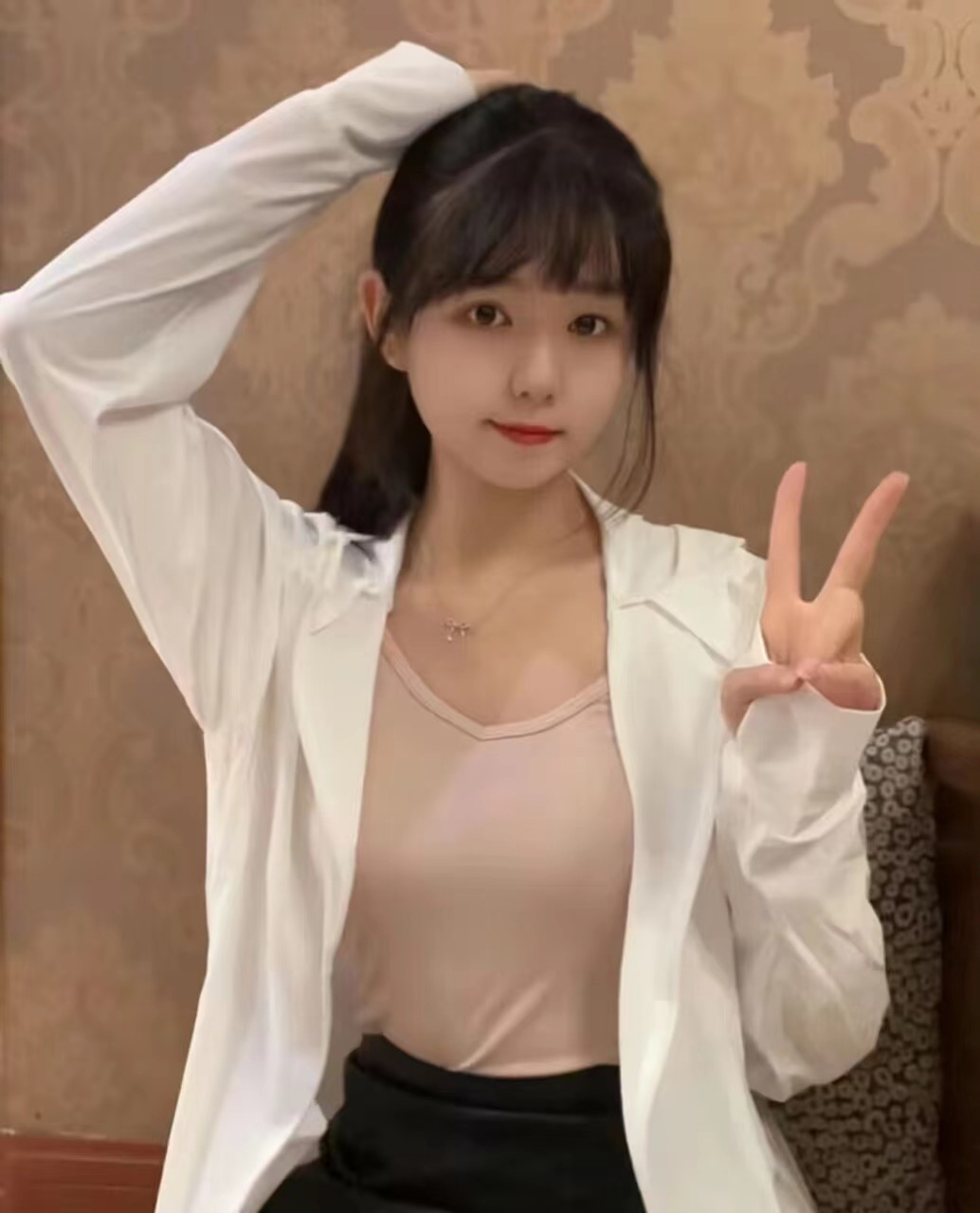 雁塔粉嫩兼职学生妹蜜桃
