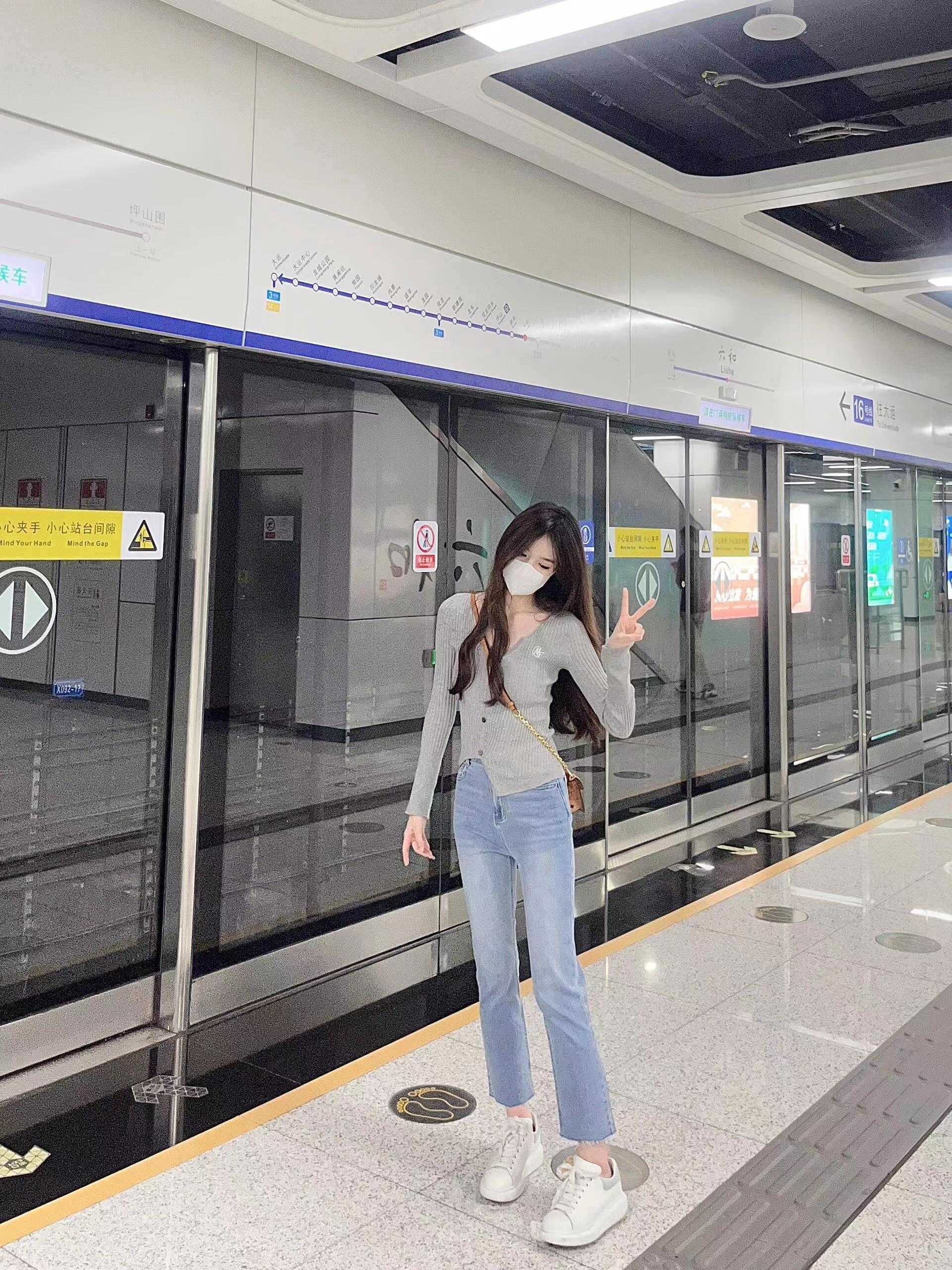 蜀山长相甜美的小姐姐