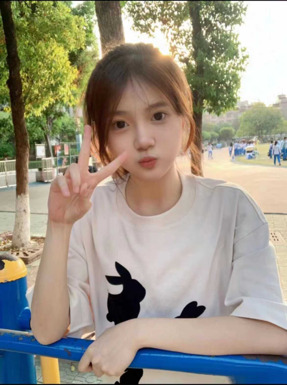 还在上大学的兼职小美女