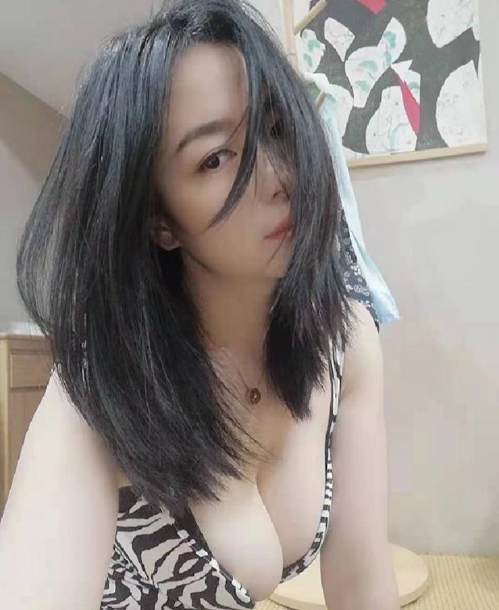 华新街白嫩巨乳美妞