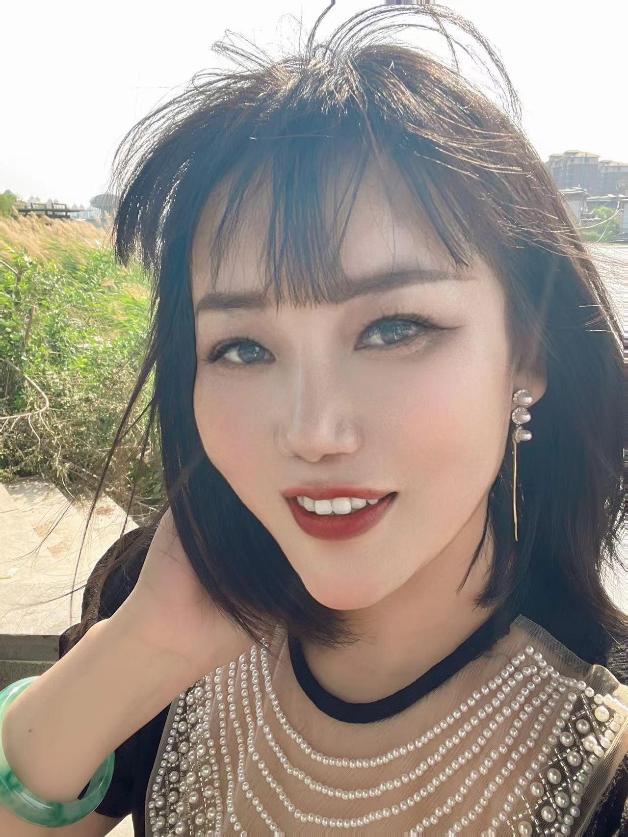 体验巨乳丰满美女