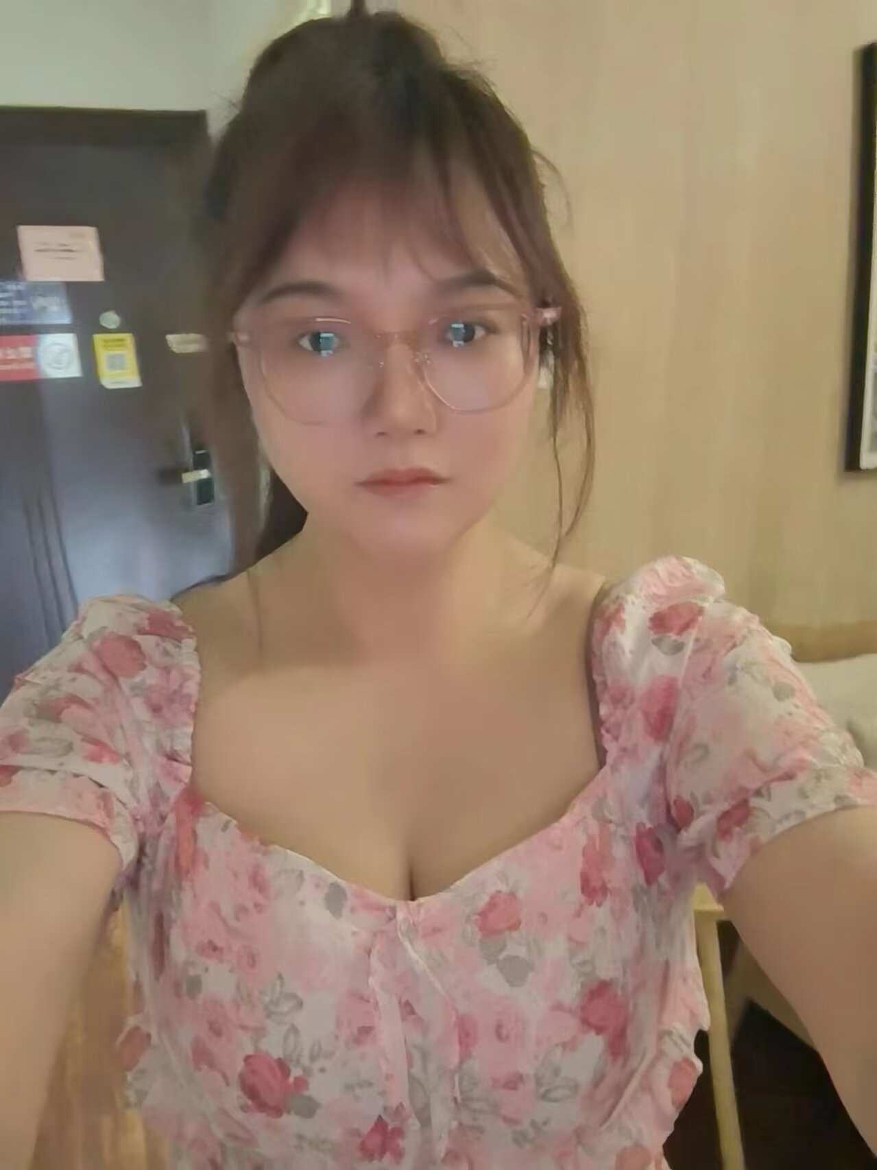 大灯闪亮非常的肥妹