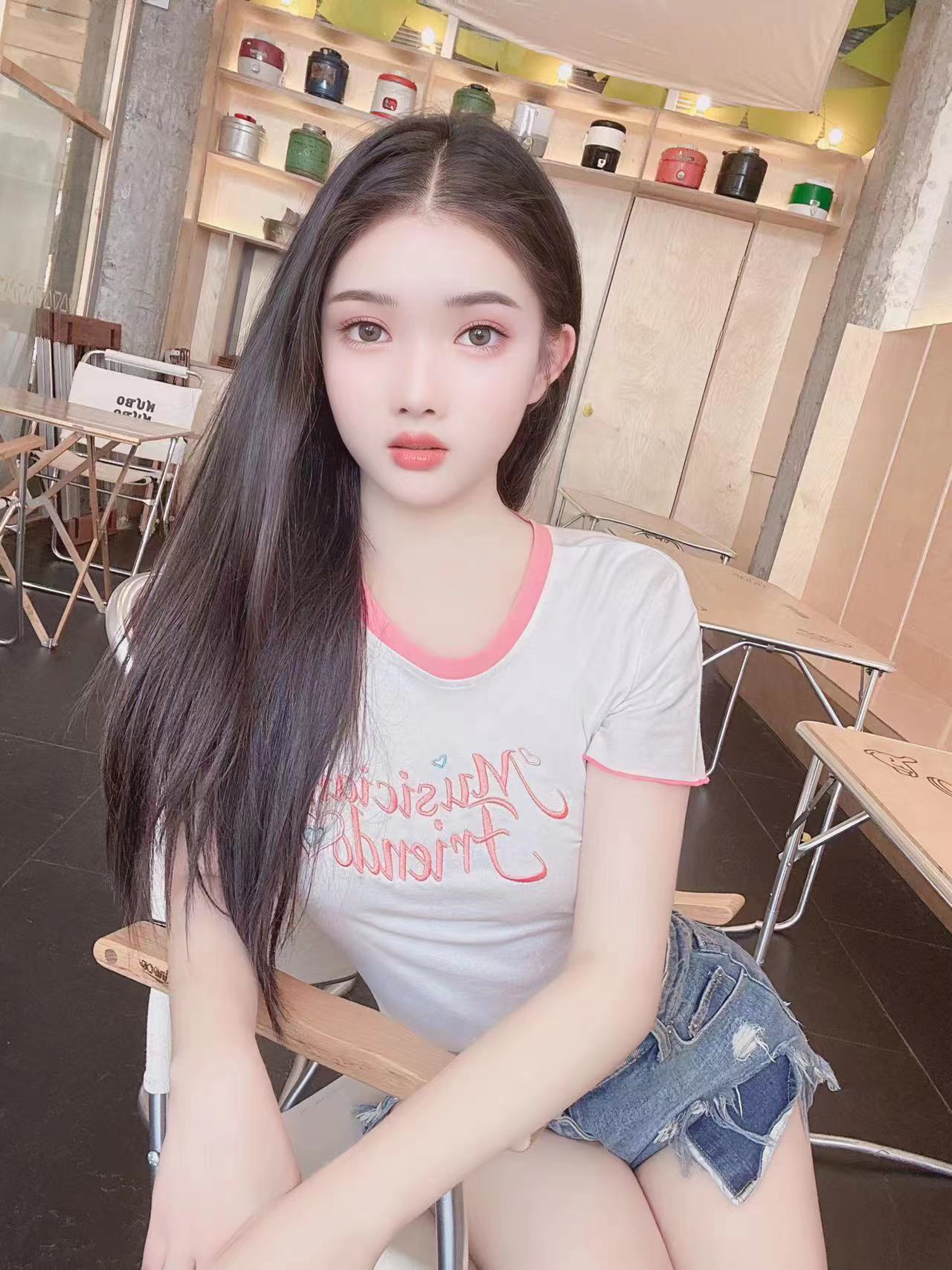 本人比照片好看，白皙水嫩