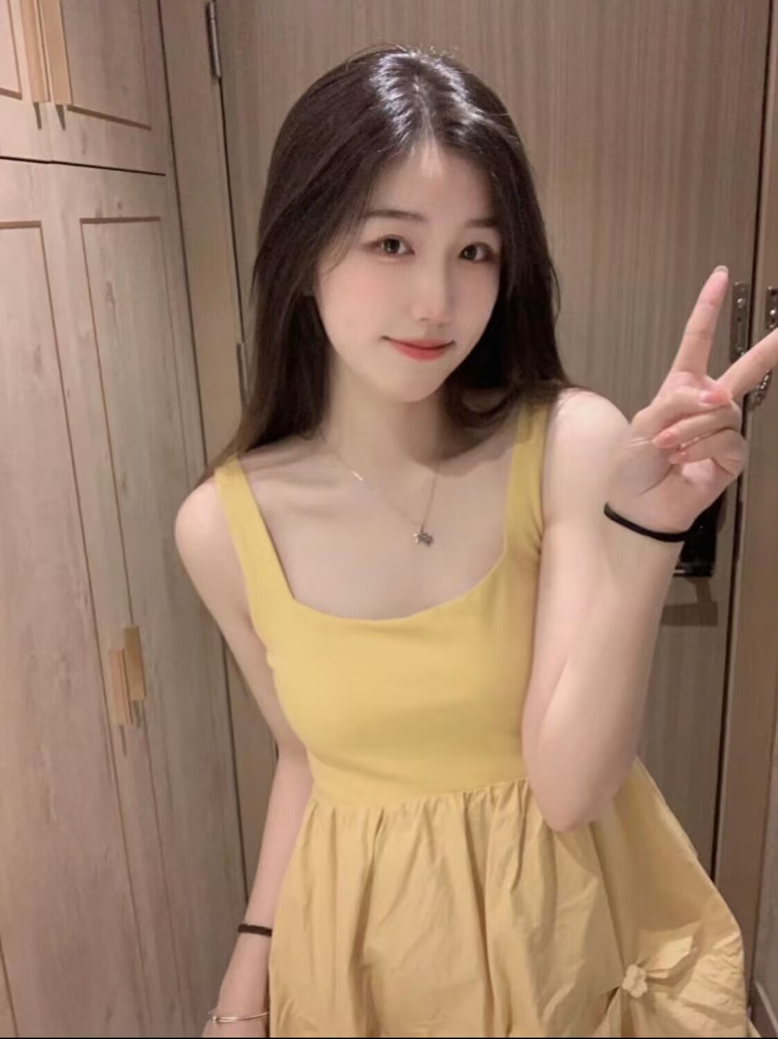 跟几个姐妹一起在广州市区上门服务。