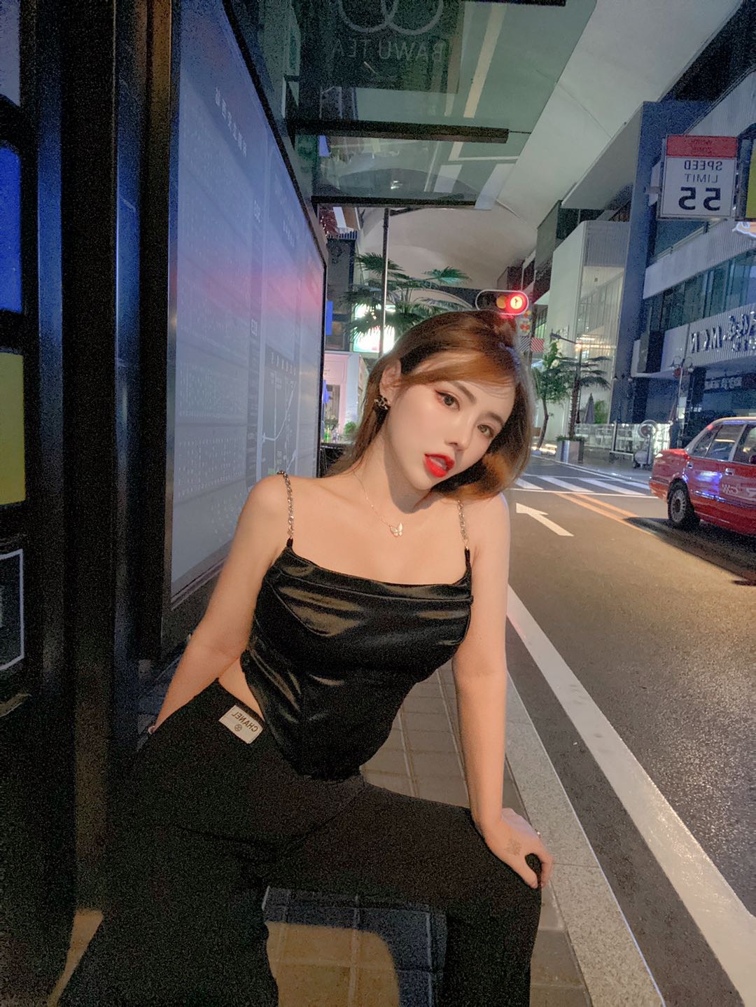 自做自聊的美女小姐姐