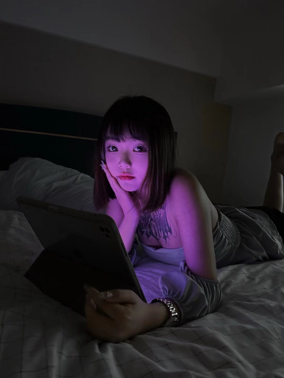 绿地广场纹身嫩妹小然