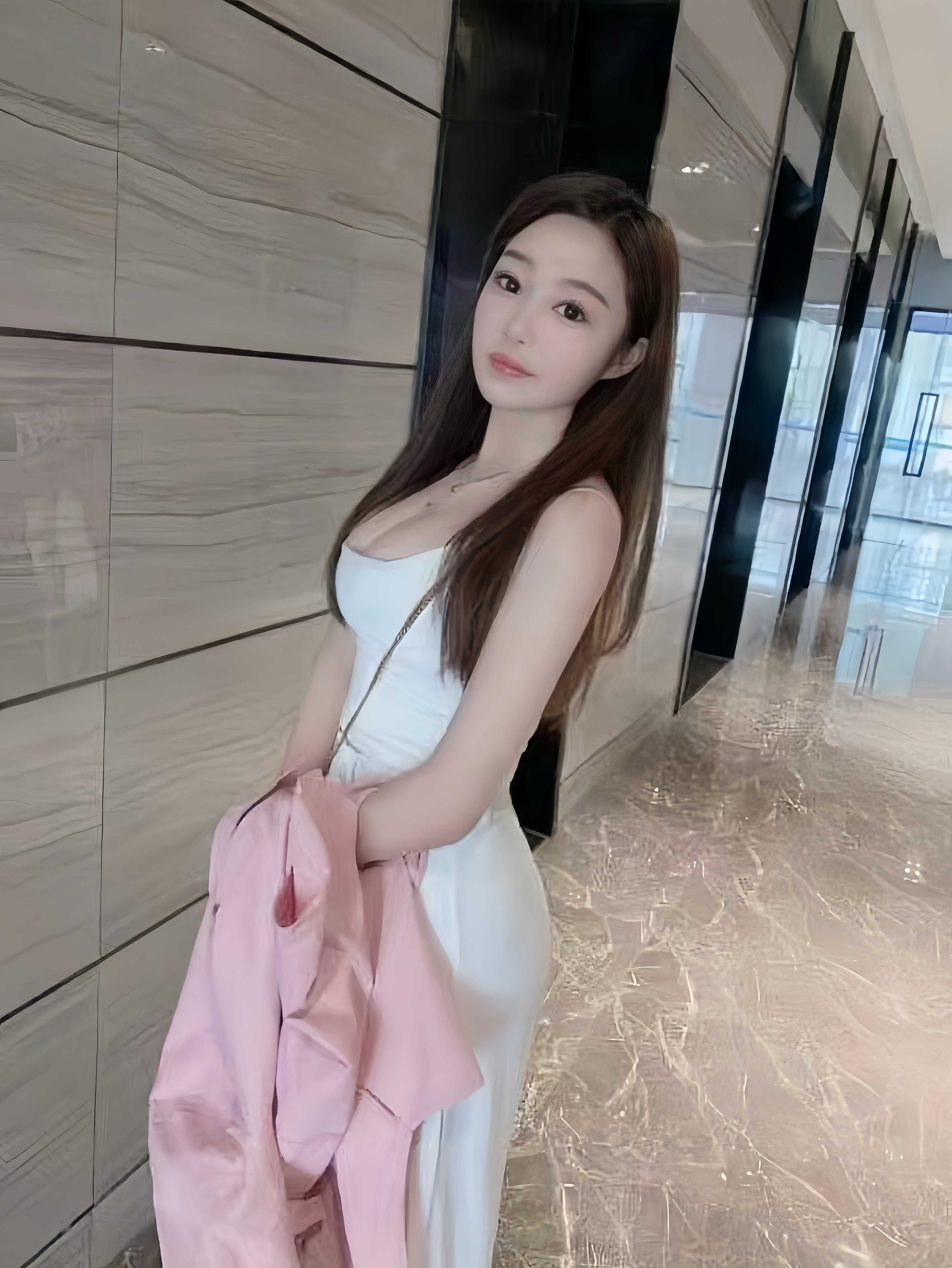 身材匀称皮肤白皙的妹妹