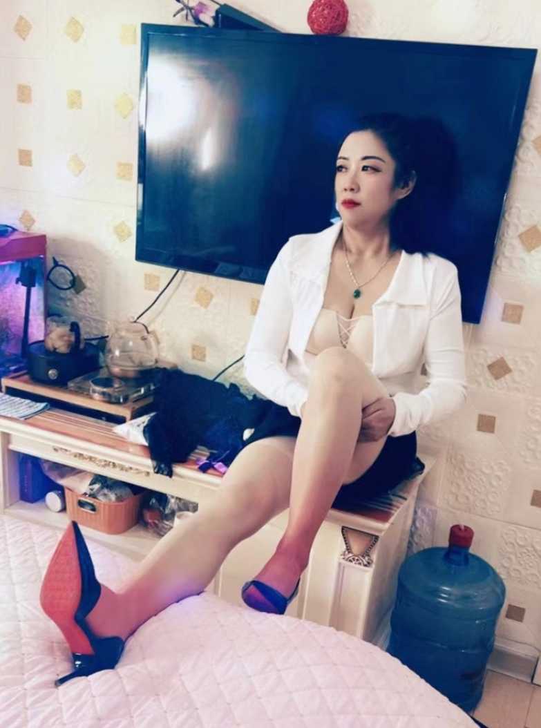 胸大臀翘的熟女