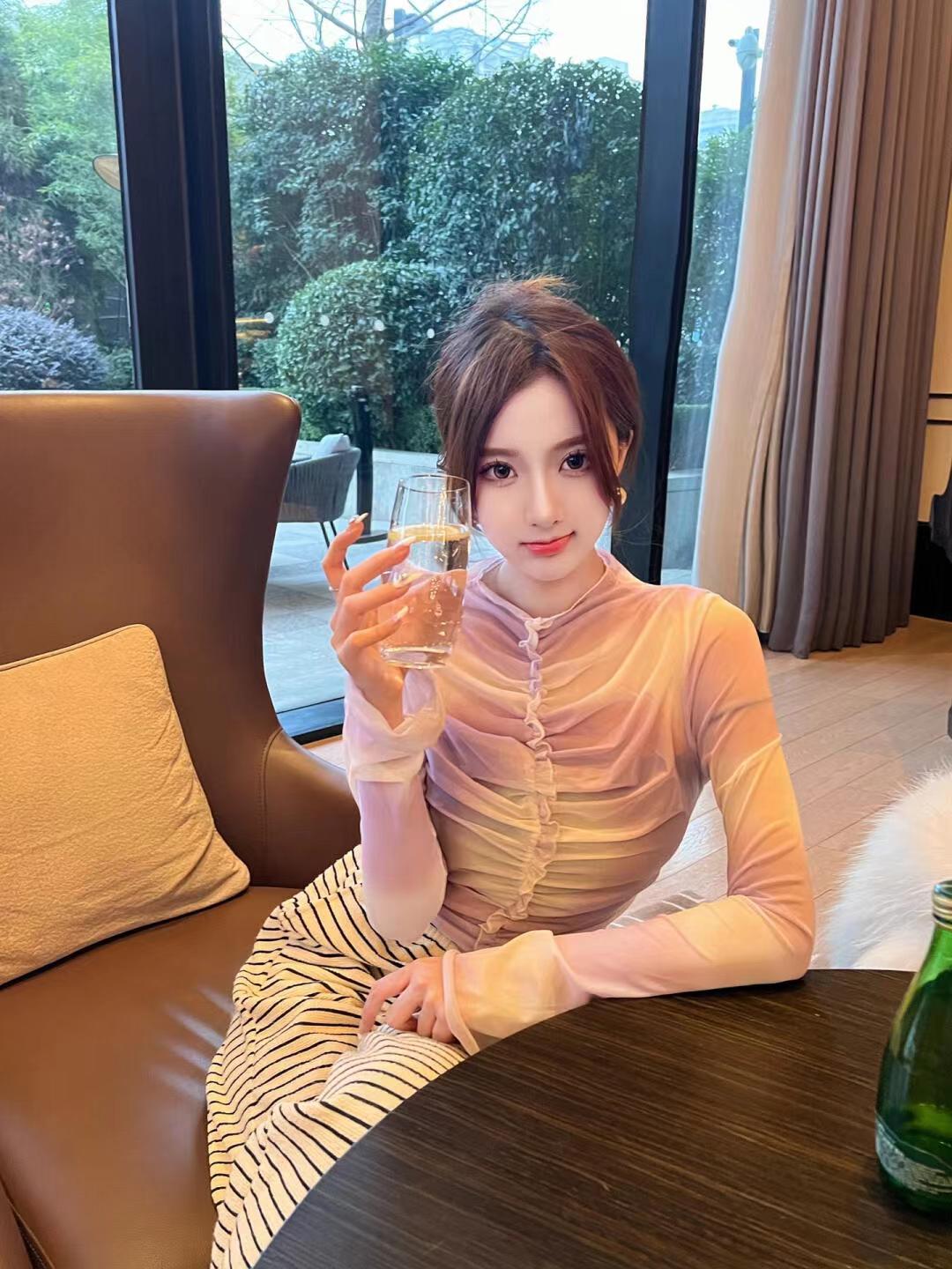 典型的大长腿妹妹，欲望拉满。