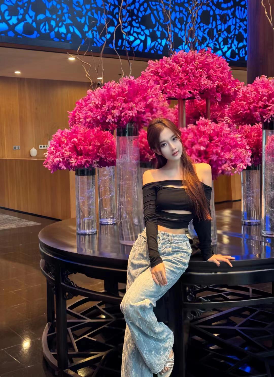 典型的大长腿妹妹，欲望拉满。