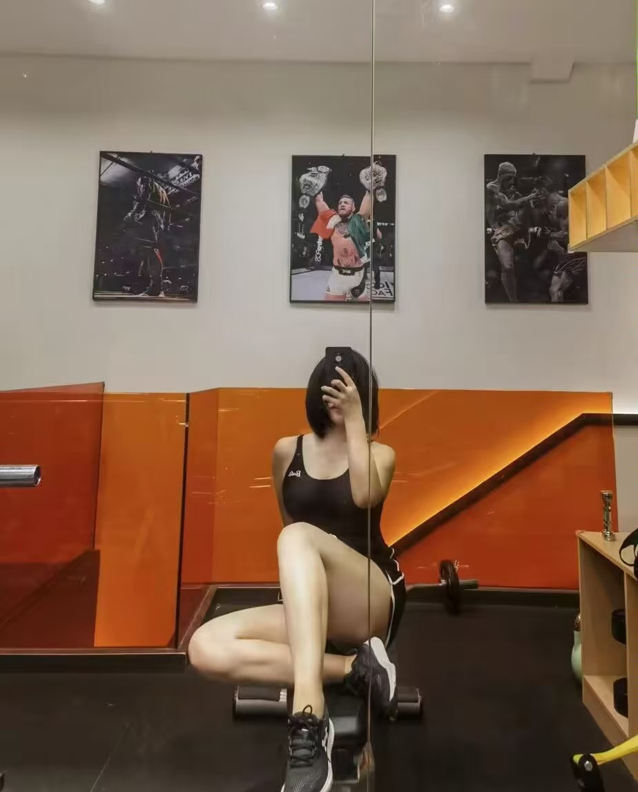 南川白皙极品短发辣妹