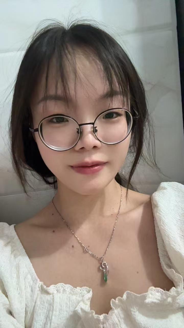 龙华清纯眼镜娘