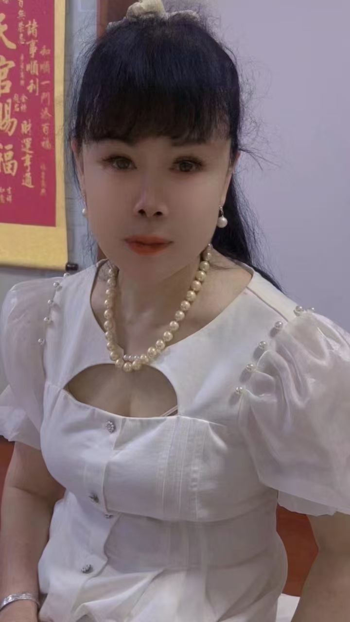 会喷水能拍照的少妇