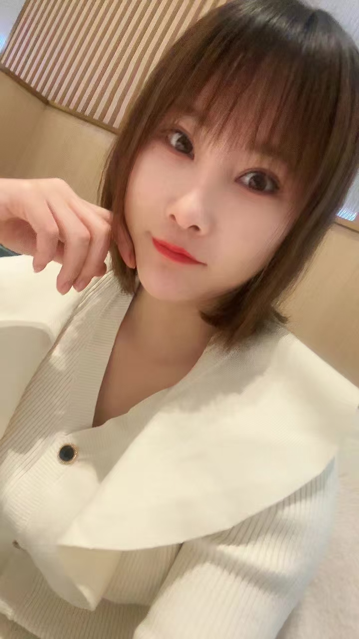 湖塘中大可开短发御姐